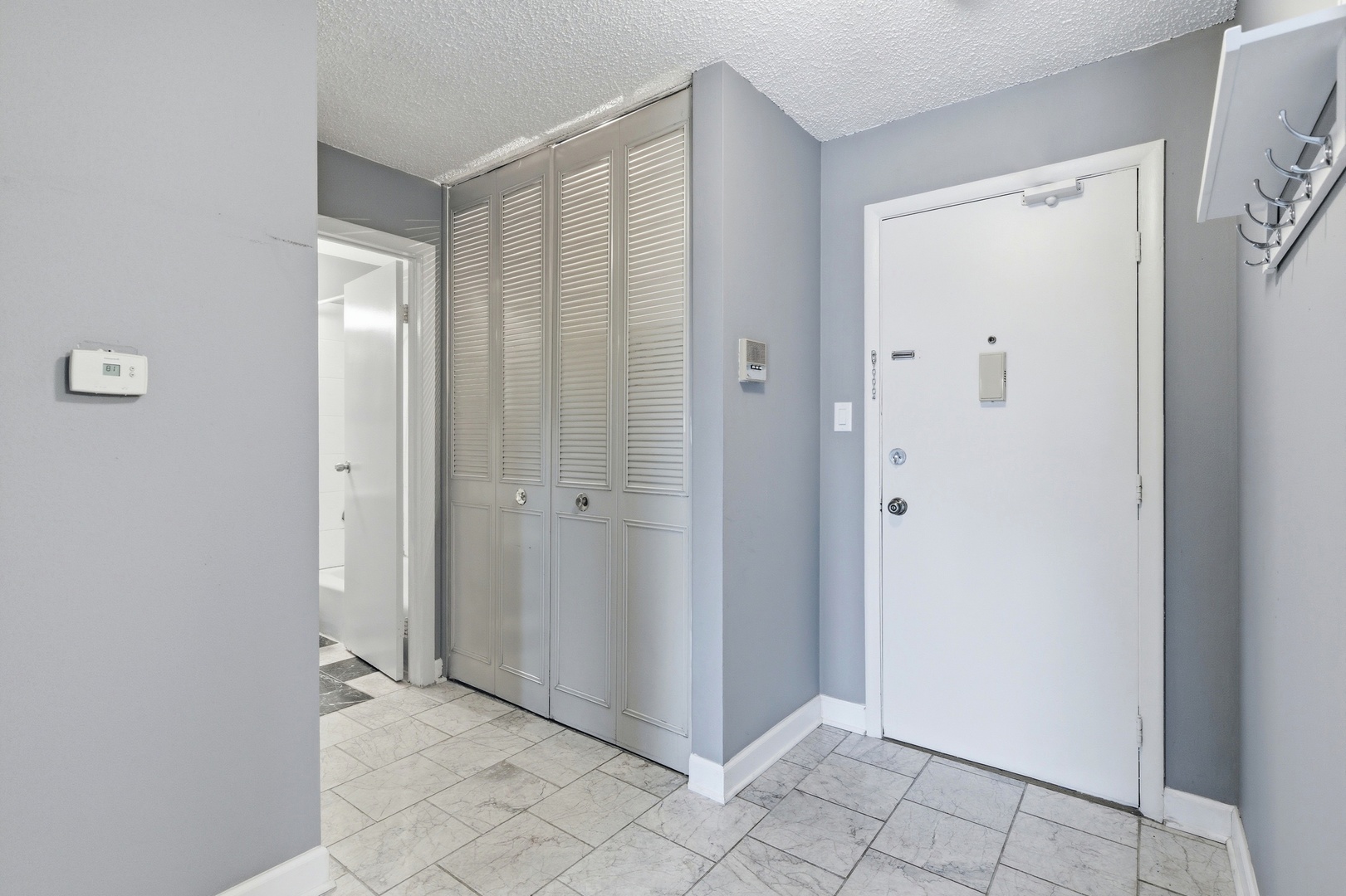 8995 Kennedy Drive #206F, Des Plaines, IL 60016