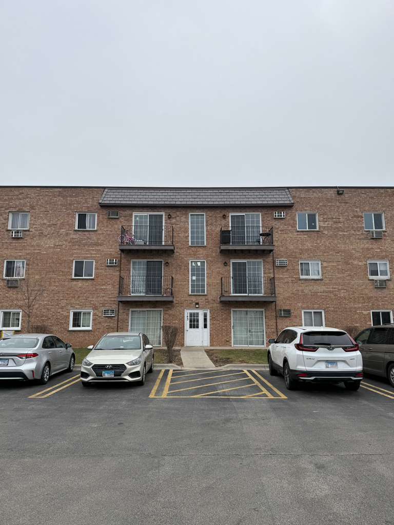143 W Elk Trail #340, Carol Stream, IL 60188