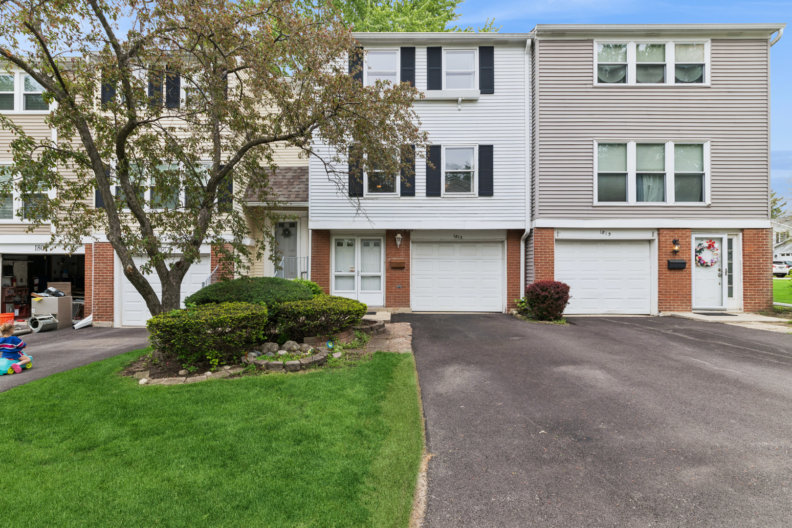 1813 Lancashire Court, Schaumburg, IL 60194