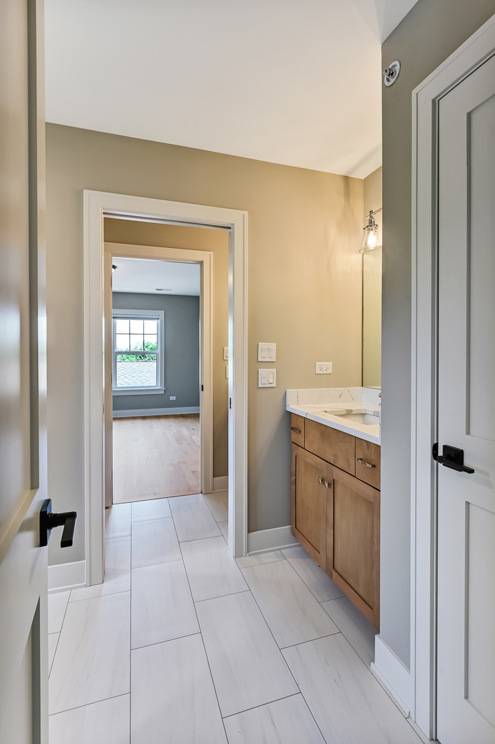 256 Coe Road, Clarendon Hills, IL 60514