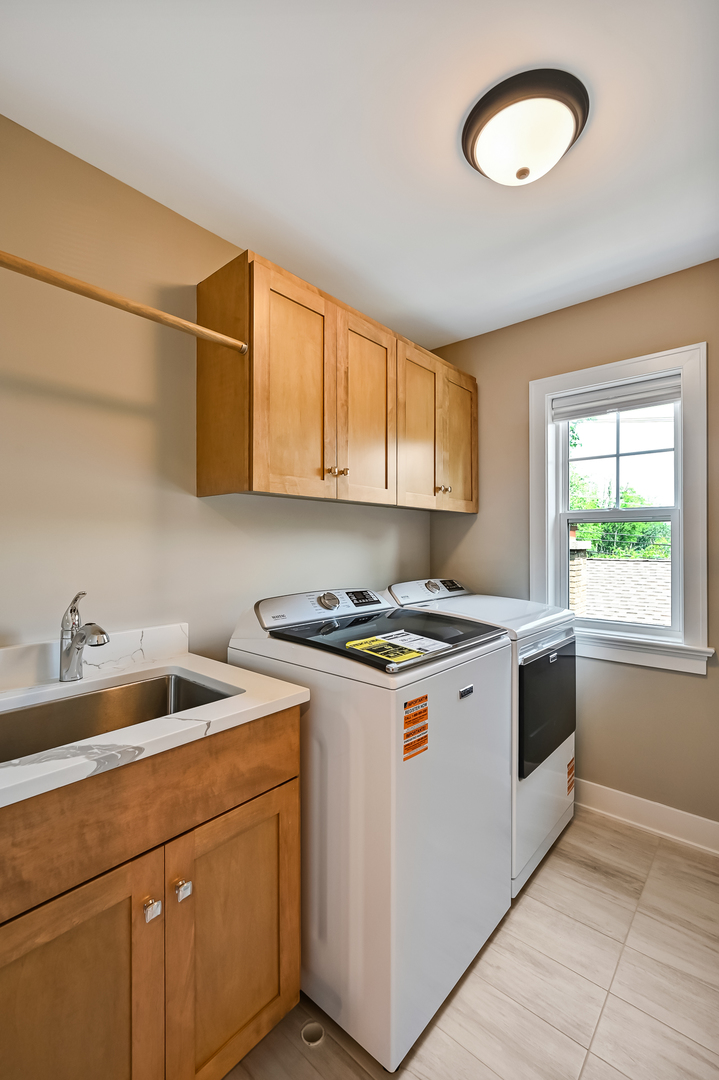 256 Coe Road, Clarendon Hills, IL 60514