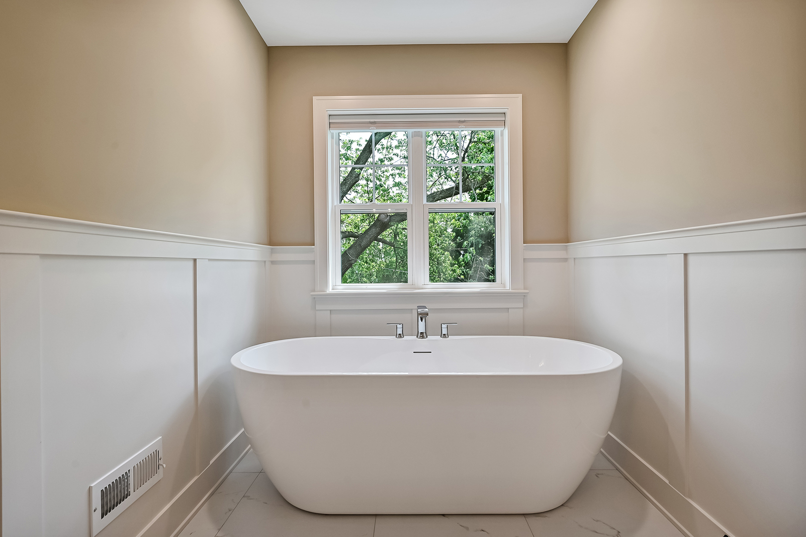 256 Coe Road, Clarendon Hills, IL 60514