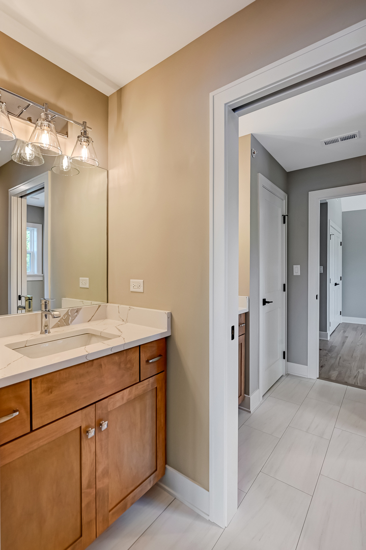 256 Coe Road, Clarendon Hills, IL 60514