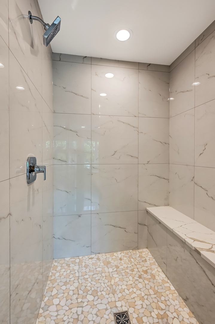 256 Coe Road, Clarendon Hills, IL 60514