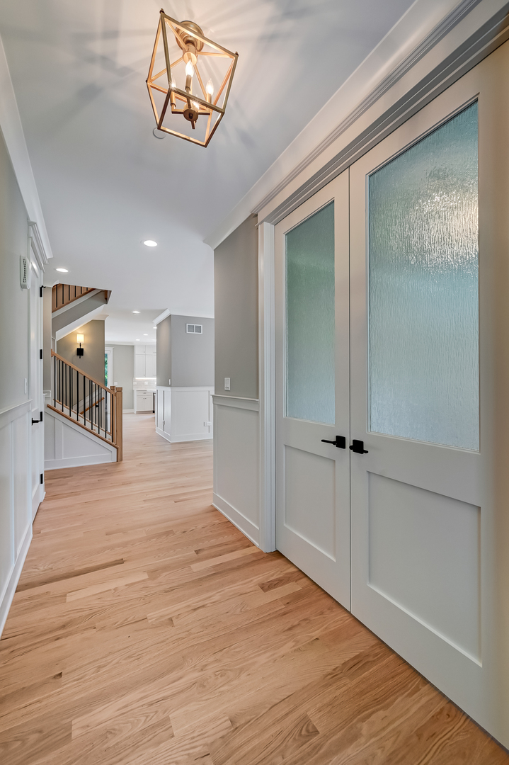 256 Coe Road, Clarendon Hills, IL 60514