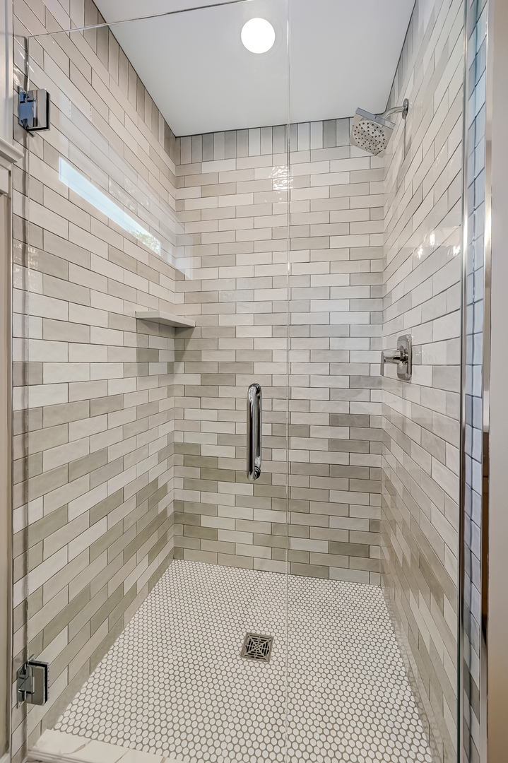 256 Coe Road, Clarendon Hills, IL 60514