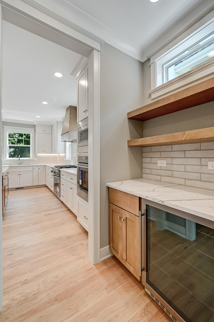 256 Coe Road, Clarendon Hills, IL 60514