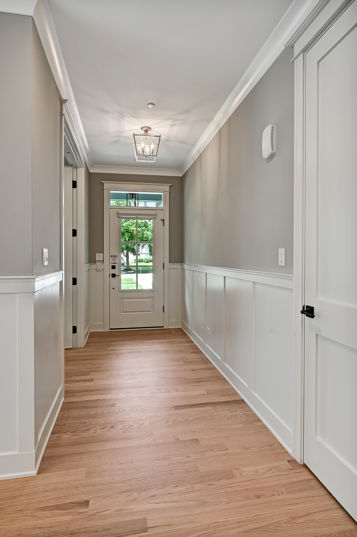 256 Coe Road, Clarendon Hills, IL 60514