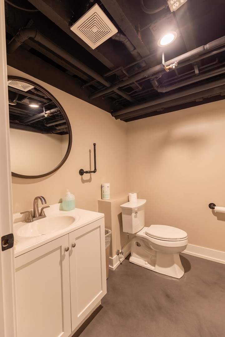 827 N Milwaukee Avenue, Chicago, IL 60642