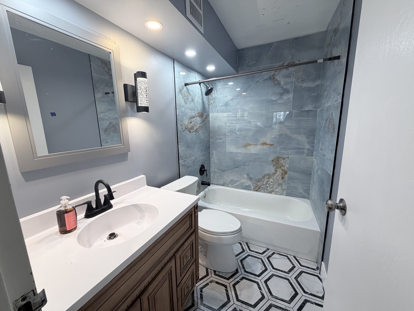 1840 Huntington Boulevard #203, Hoffman Estates, IL 60169