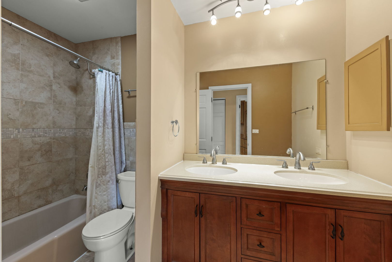 706 Crest Lane, Lisle, IL 60532