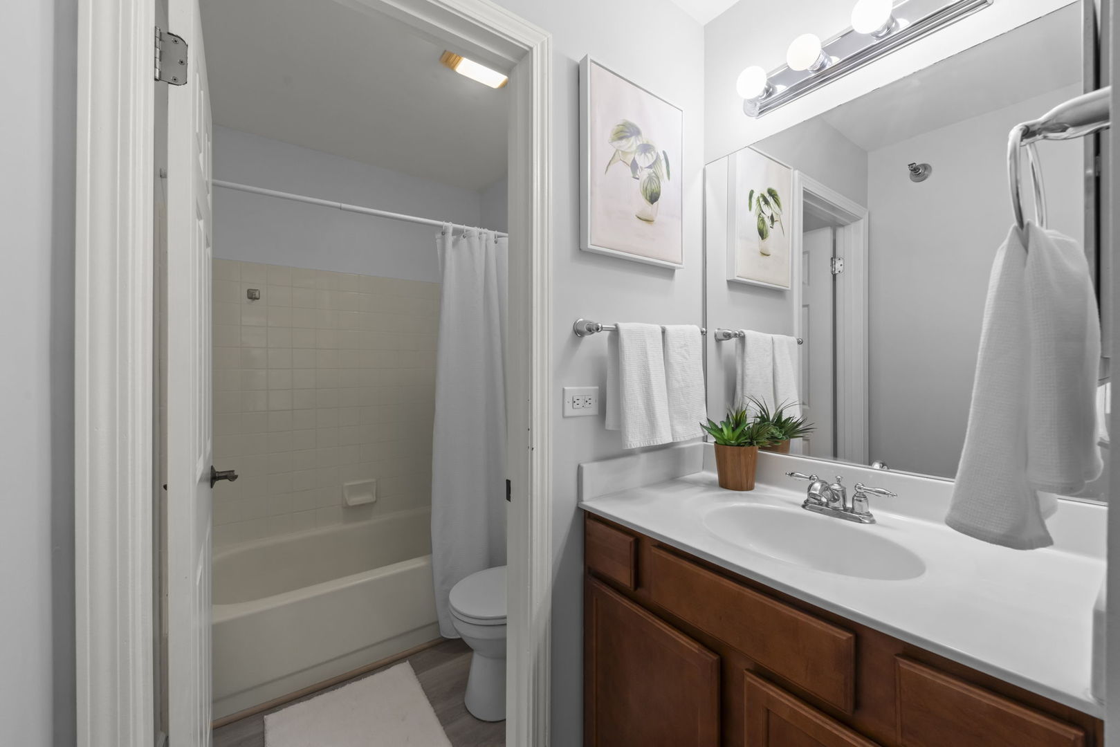 208 Glengarry Drive #302, Bloomingdale, IL 60108