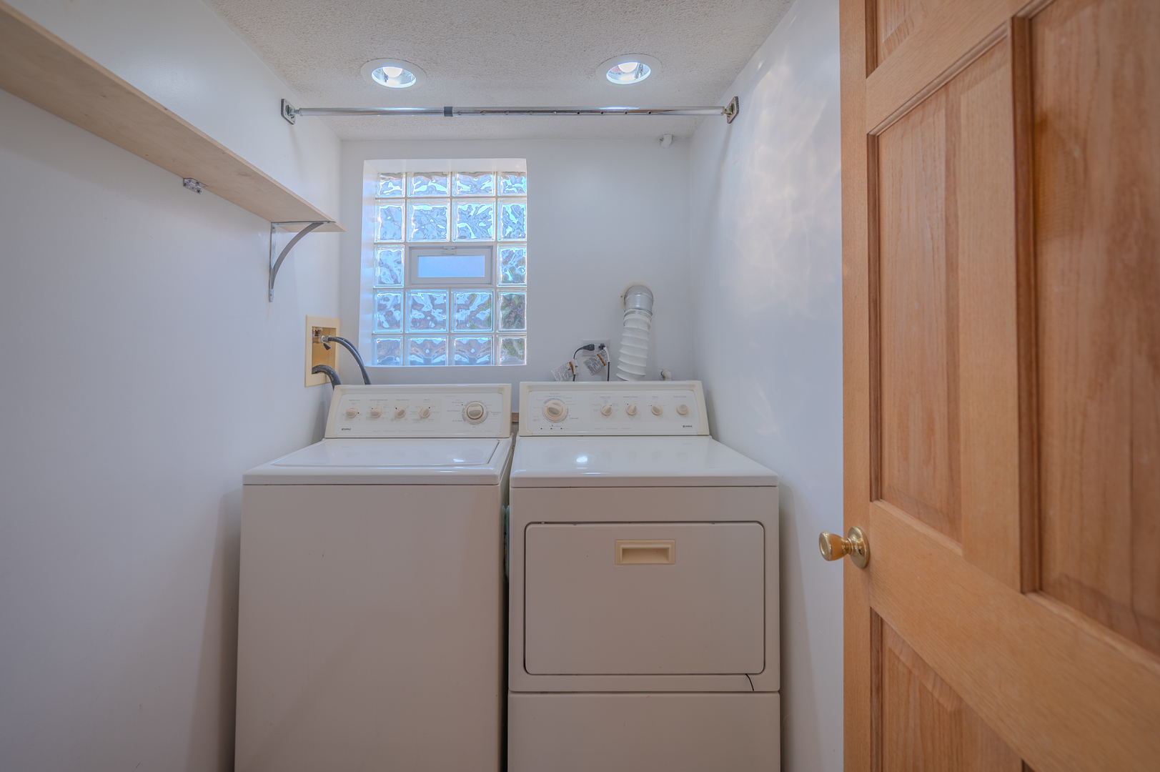 7802 Warwick Avenue, Darien, IL 60561