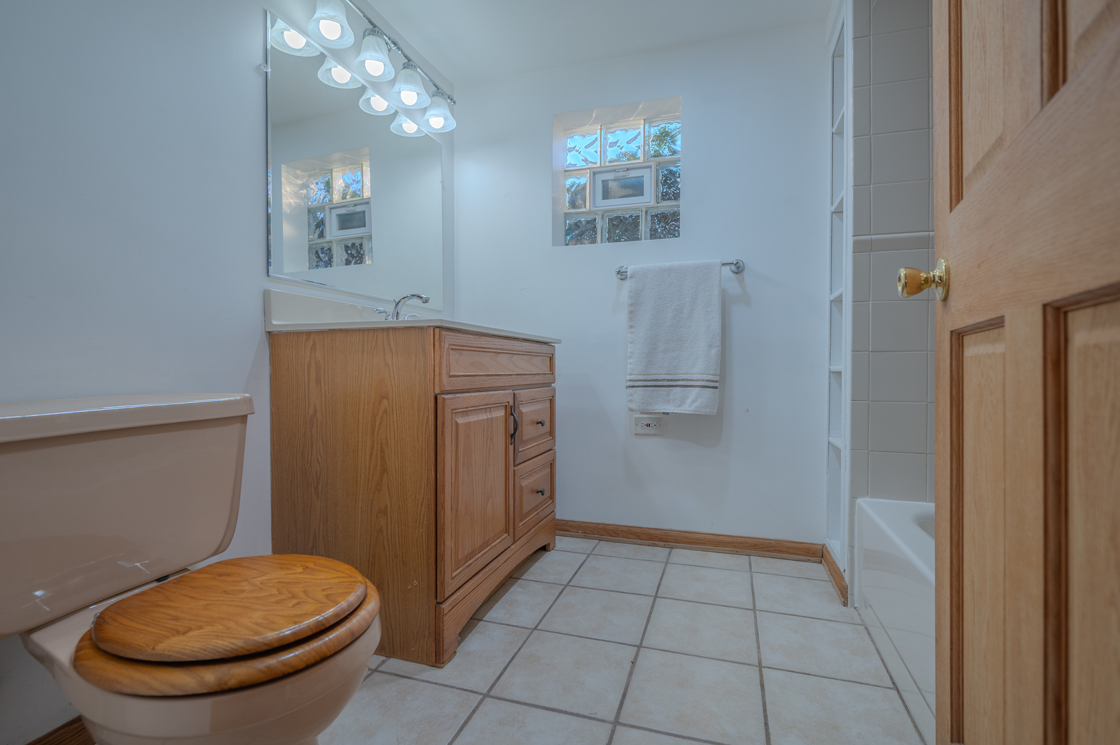 7802 Warwick Avenue, Darien, IL 60561