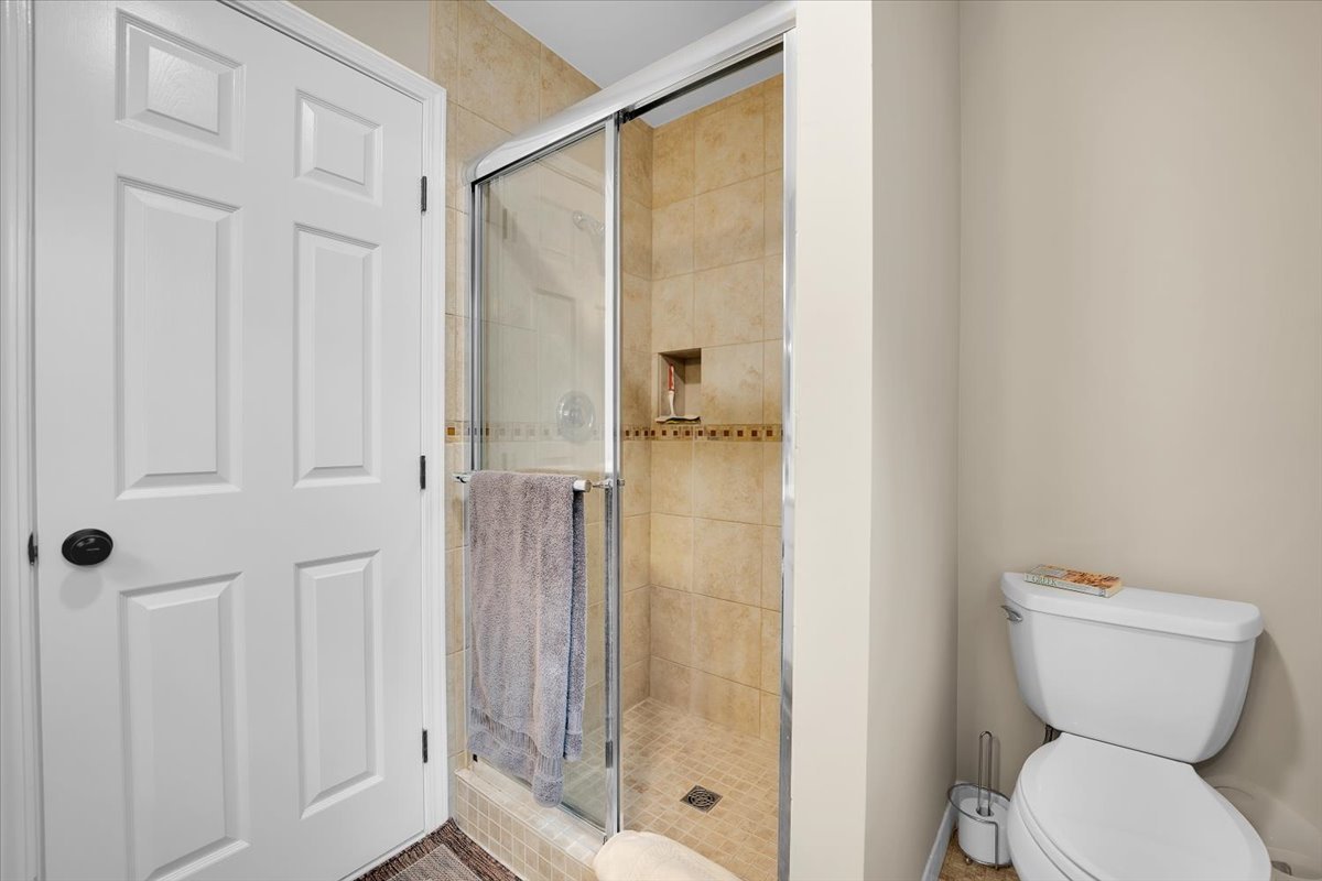 196 Shoreline Road, Lake Barrington, IL 60010