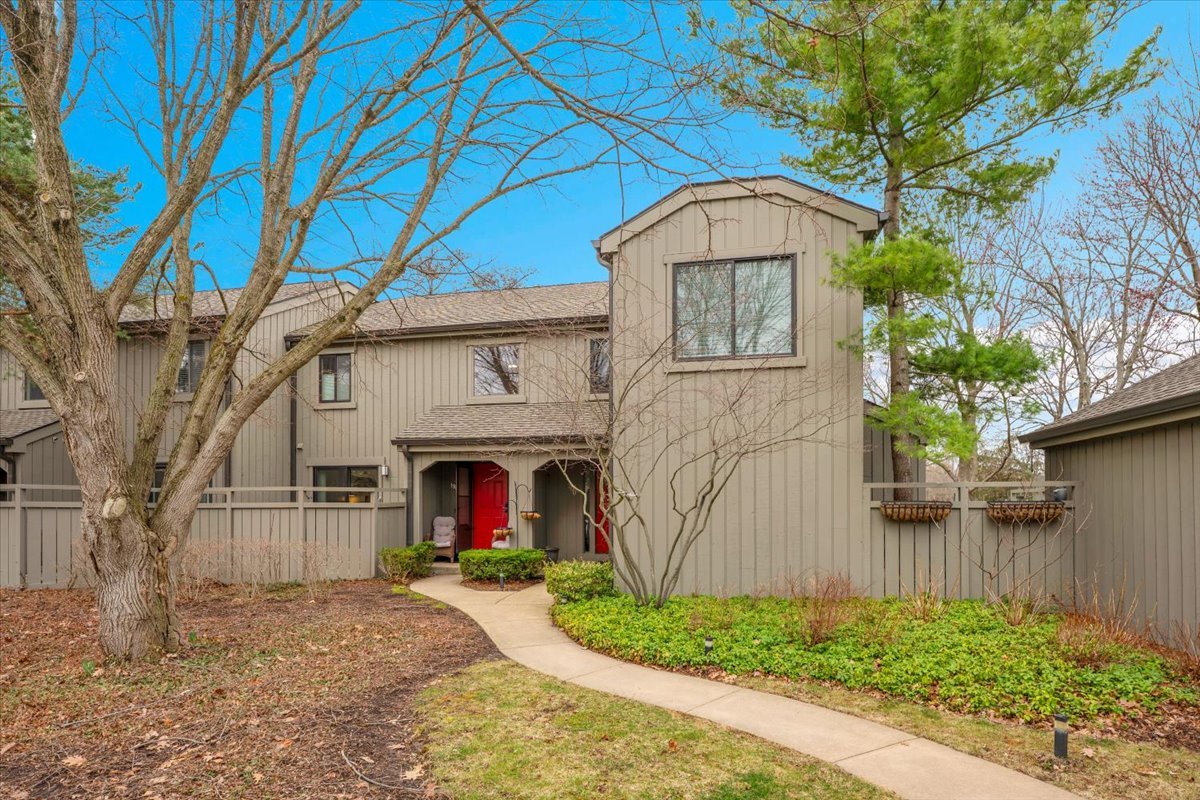 196 Shoreline Road, Lake Barrington, IL 60010