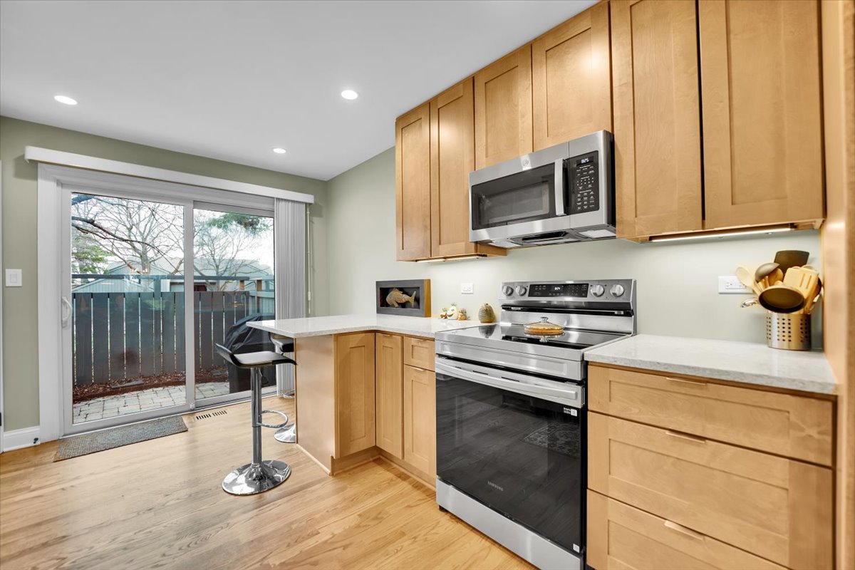 196 Shoreline Road, Lake Barrington, IL 60010