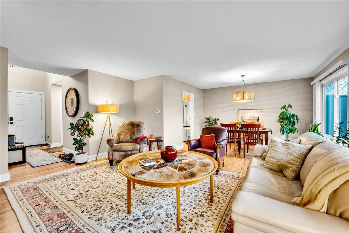 196 Shoreline Road, Lake Barrington, IL 60010