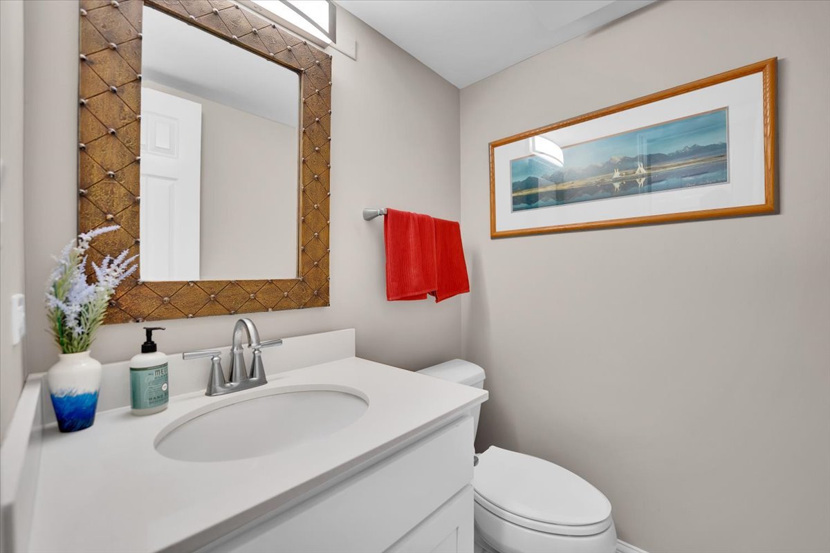 196 Shoreline Road, Lake Barrington, IL 60010