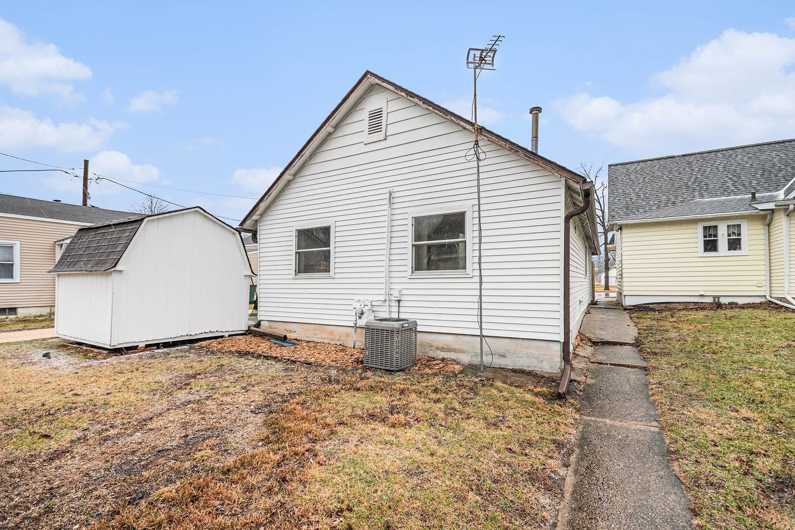 215 W Main Street, Kirkland, IL 60146