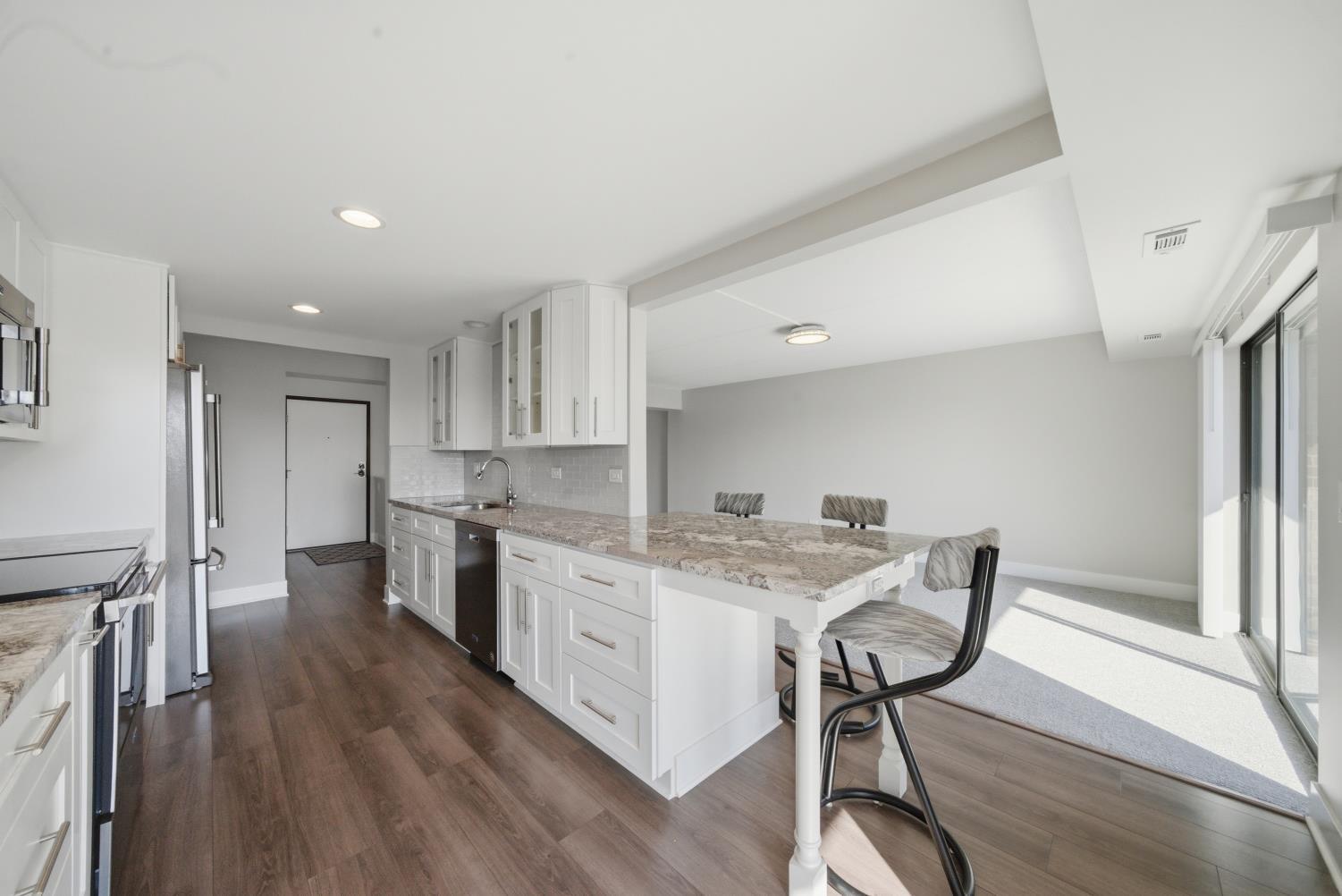 555 GRACELAND Avenue #503, Des Plaines, IL 60016