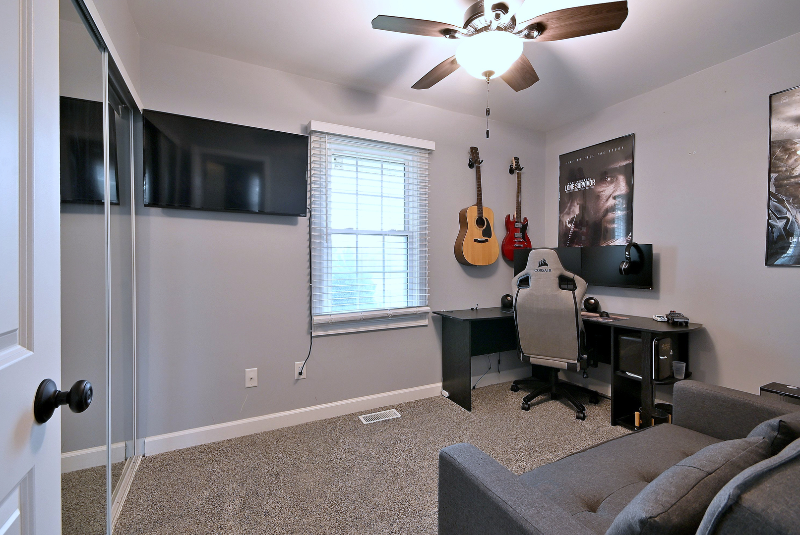 910 Greenfield Drive, Aurora, IL 60506