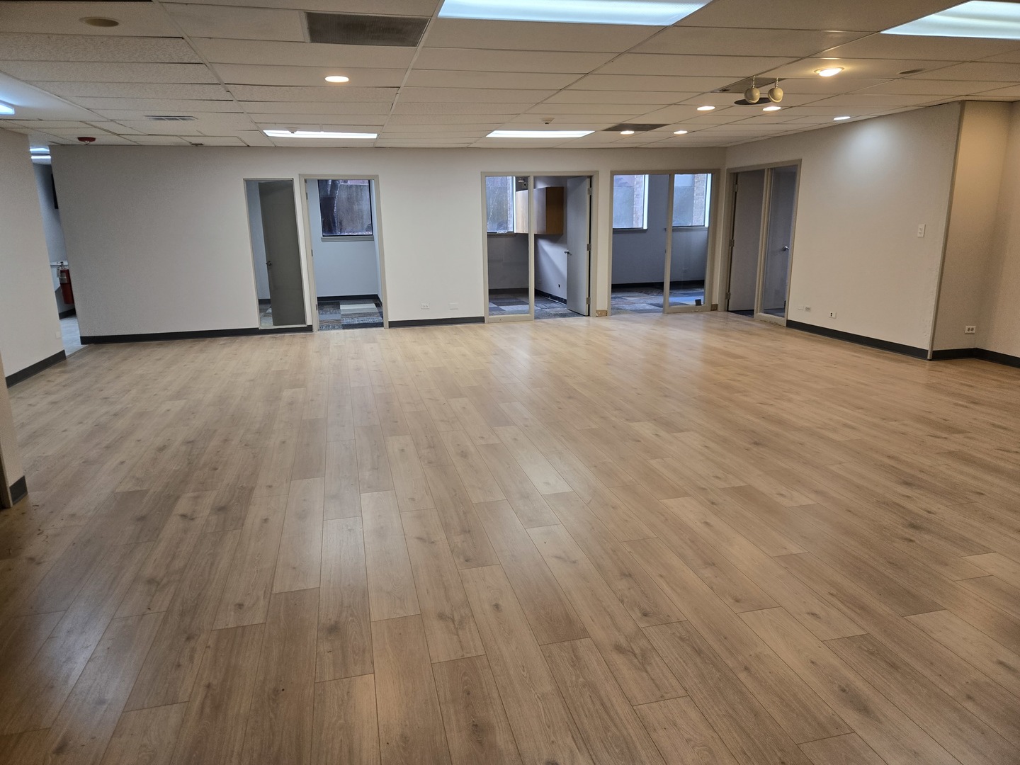 261 E Lake Street, Bloomingdale, IL 60108