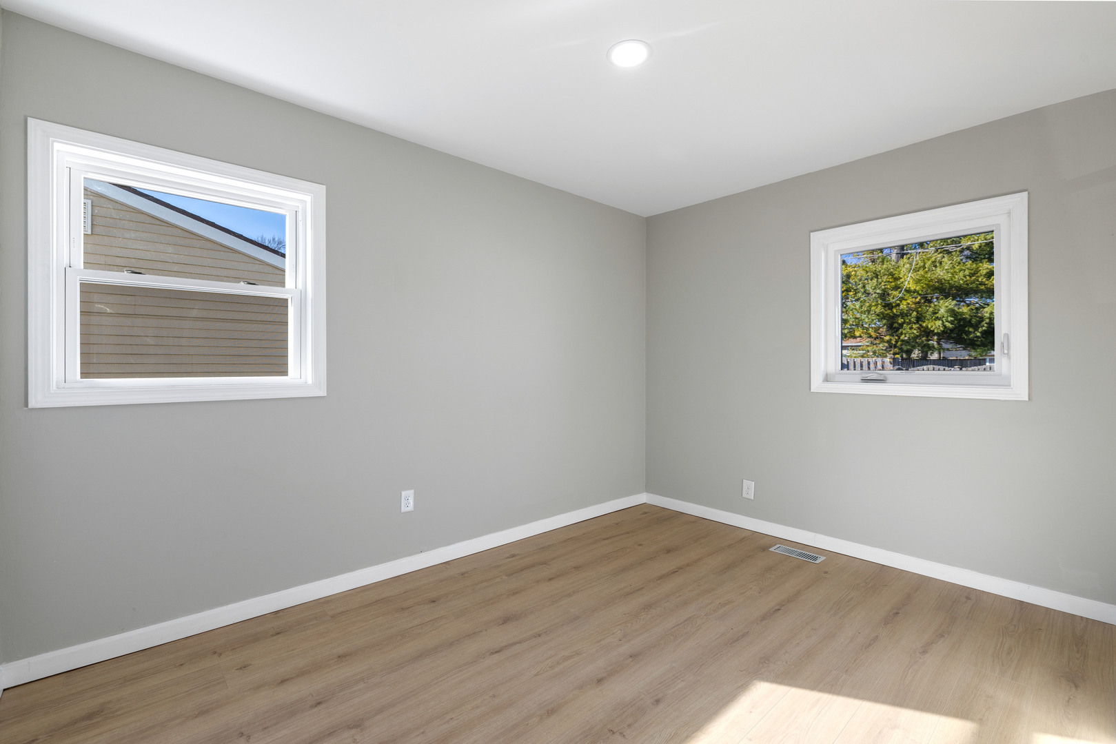 222 Pell Avenue, Romeoville, IL 60446