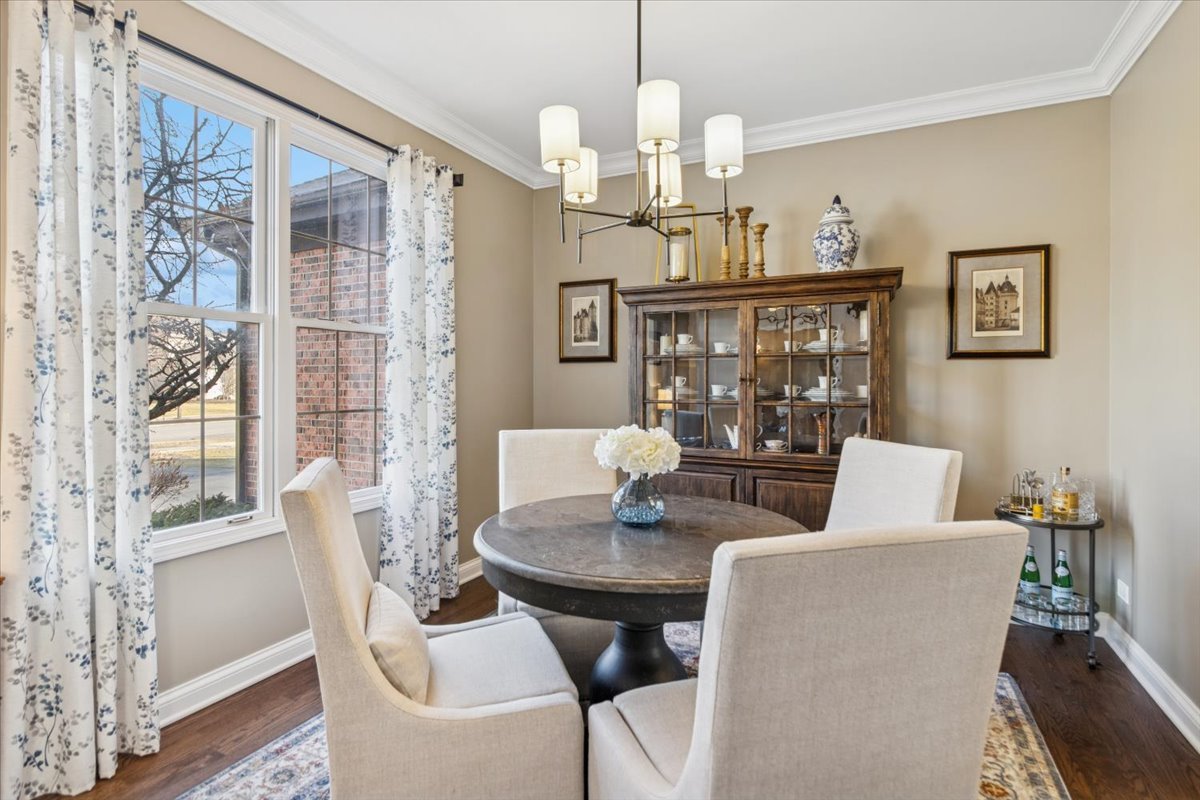 909 King Edward Avenue, St. Charles, IL 60174