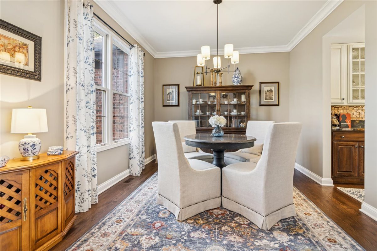 909 King Edward Avenue, St. Charles, IL 60174