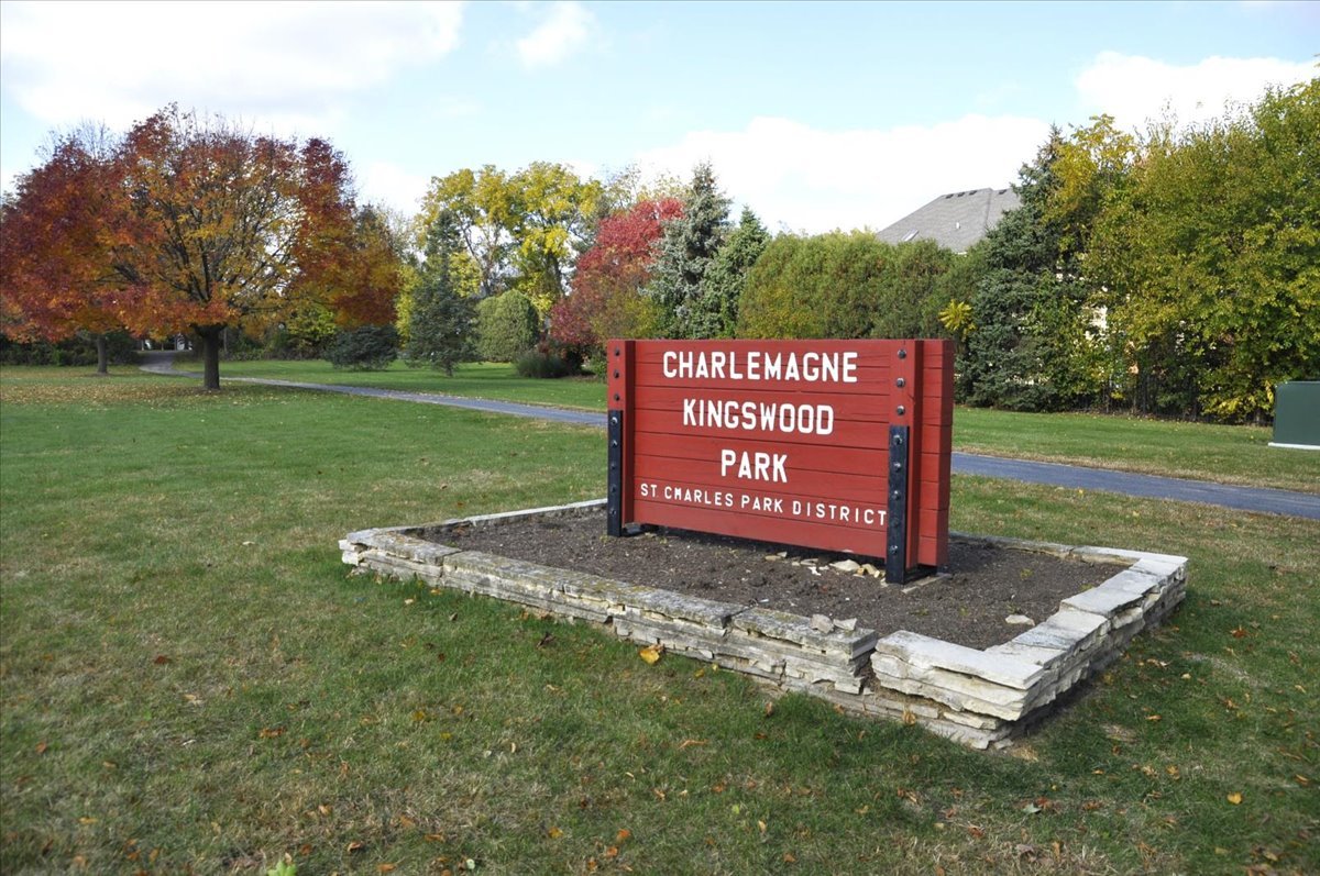 909 King Edward Avenue, St. Charles, IL 60174