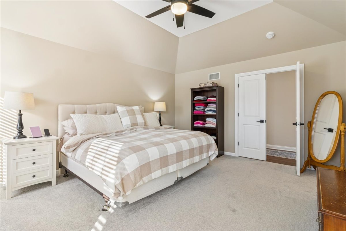 909 King Edward Avenue, St. Charles, IL 60174