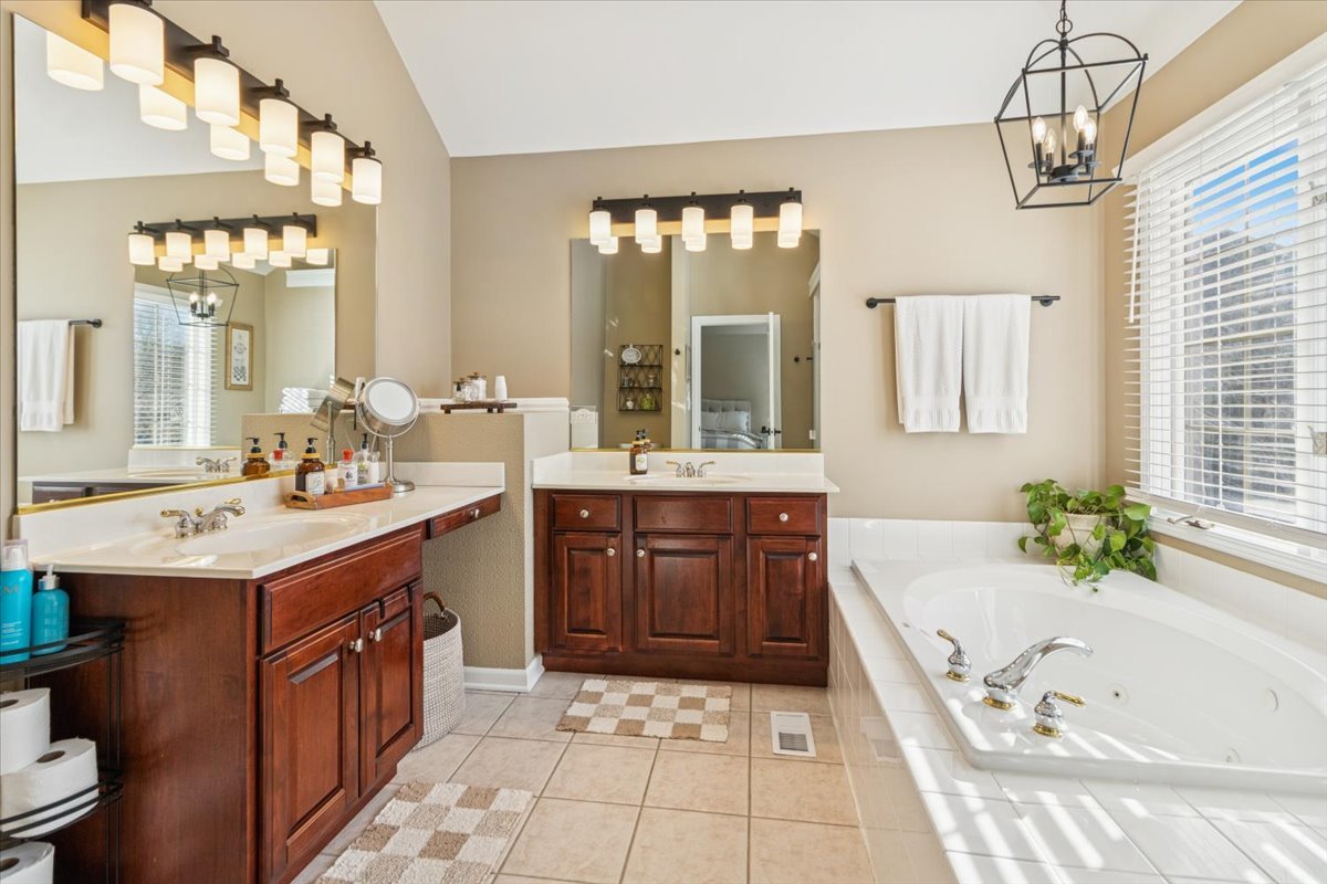 909 King Edward Avenue, St. Charles, IL 60174