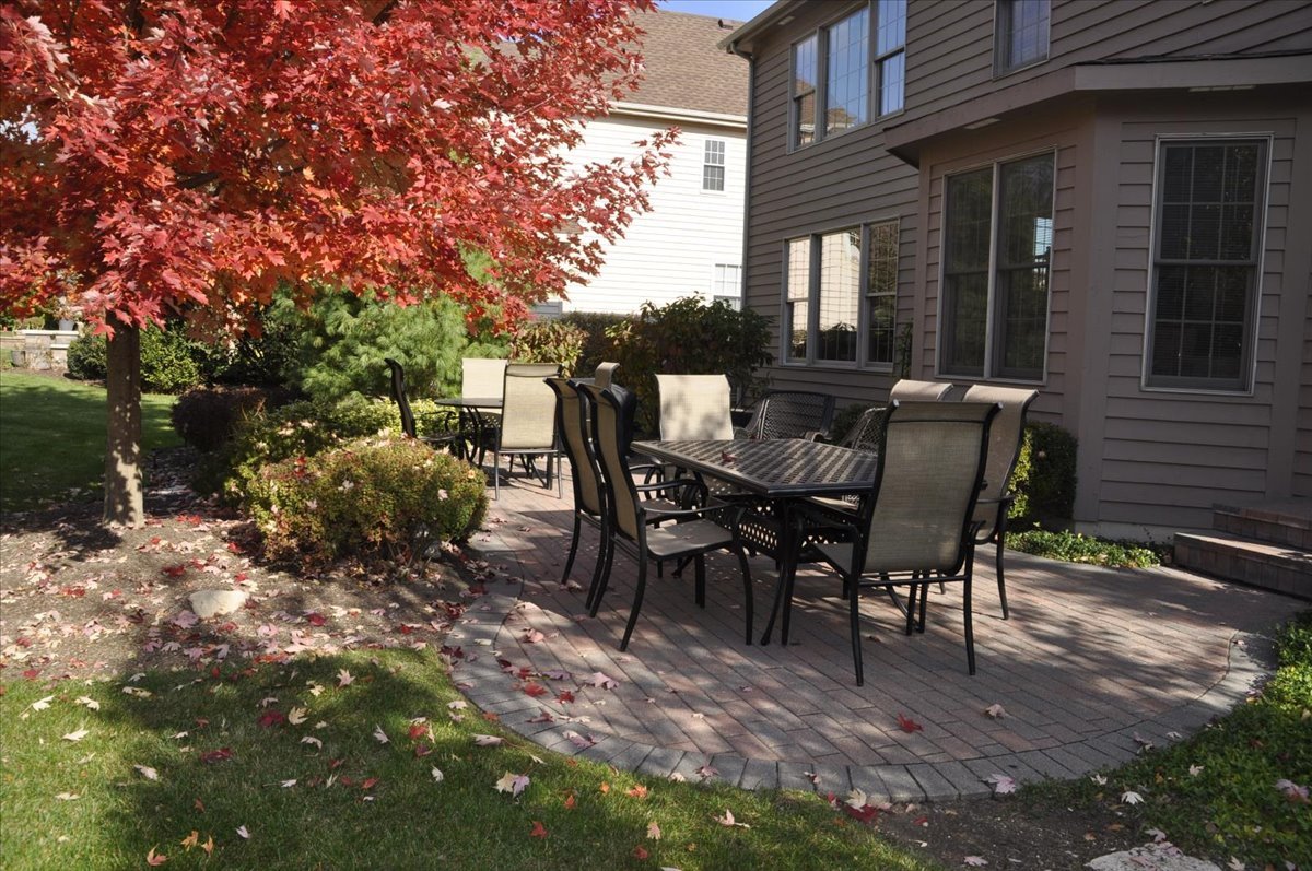 909 King Edward Avenue, St. Charles, IL 60174