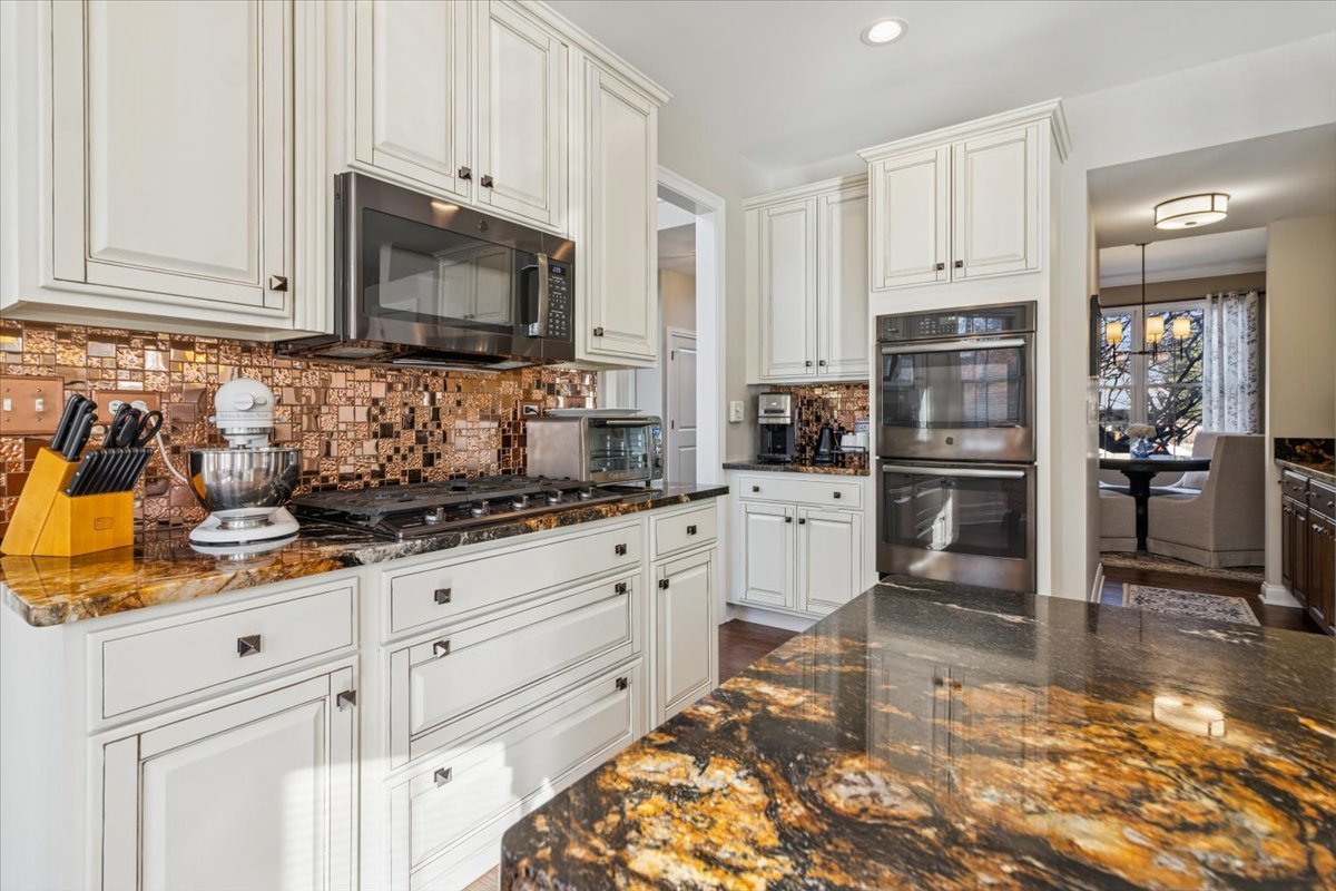 909 King Edward Avenue, St. Charles, IL 60174