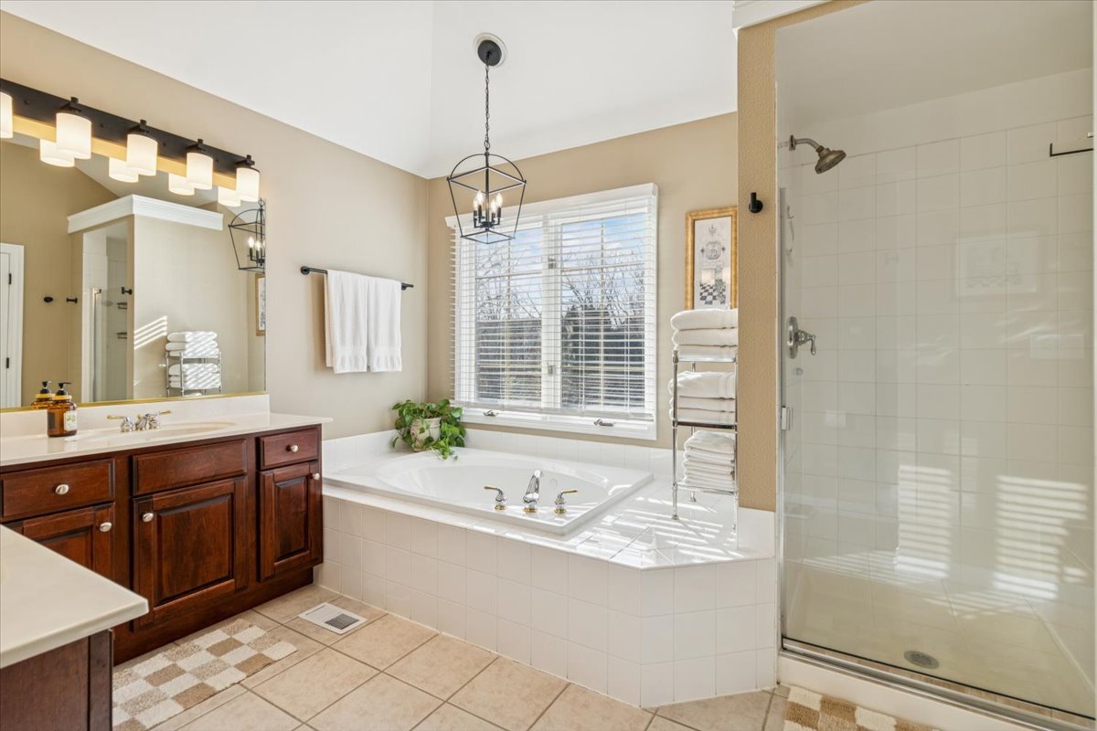 909 King Edward Avenue, St. Charles, IL 60174