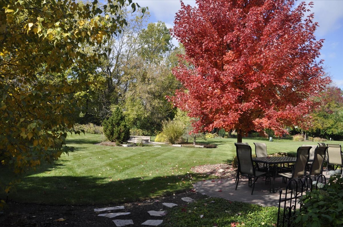 909 King Edward Avenue, St. Charles, IL 60174