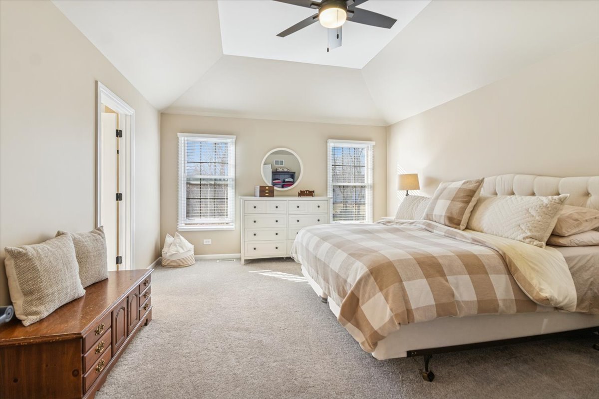 909 King Edward Avenue, St. Charles, IL 60174