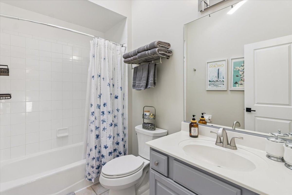 909 King Edward Avenue, St. Charles, IL 60174