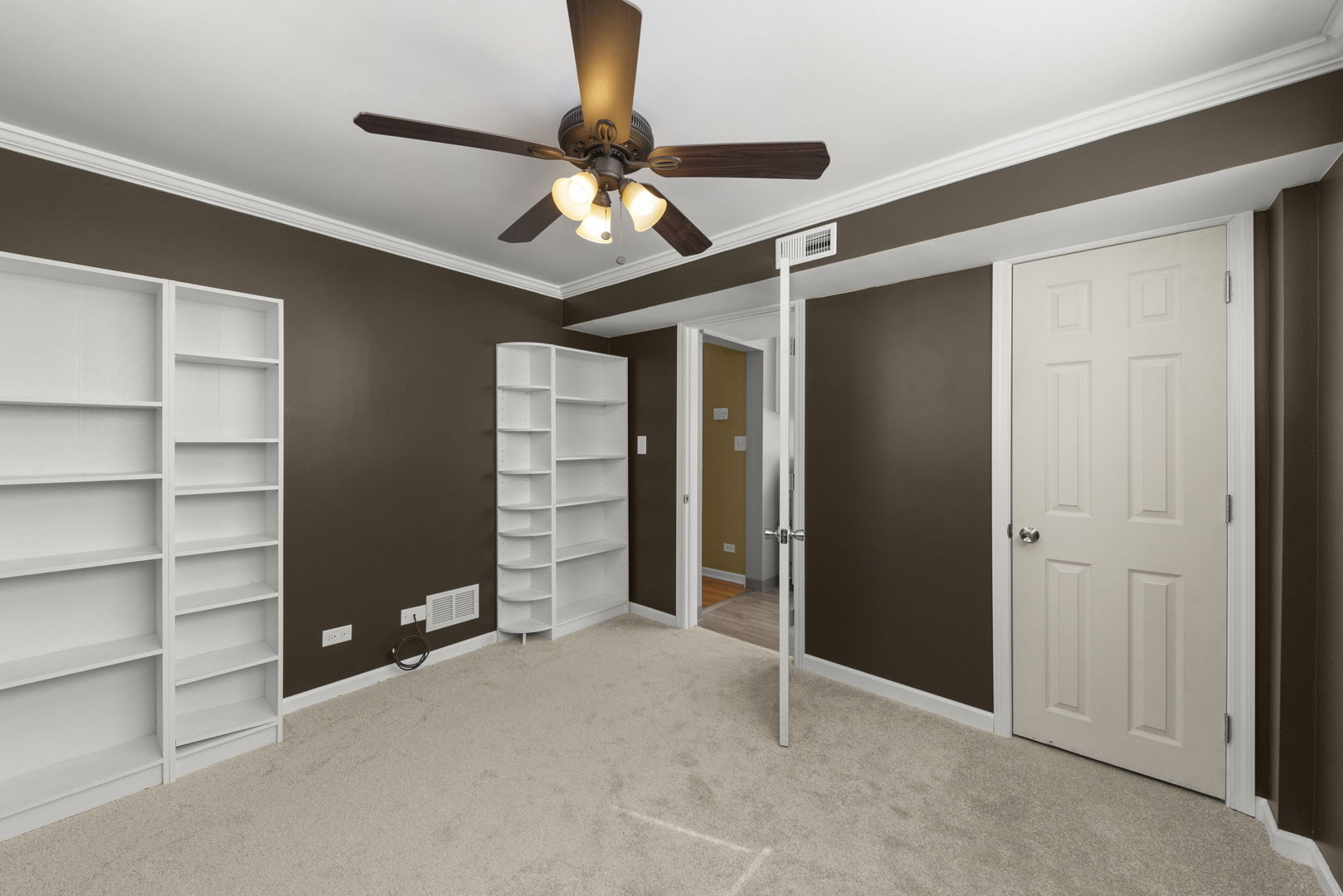 13 S Victoria Lane, Streamwood, IL 60107