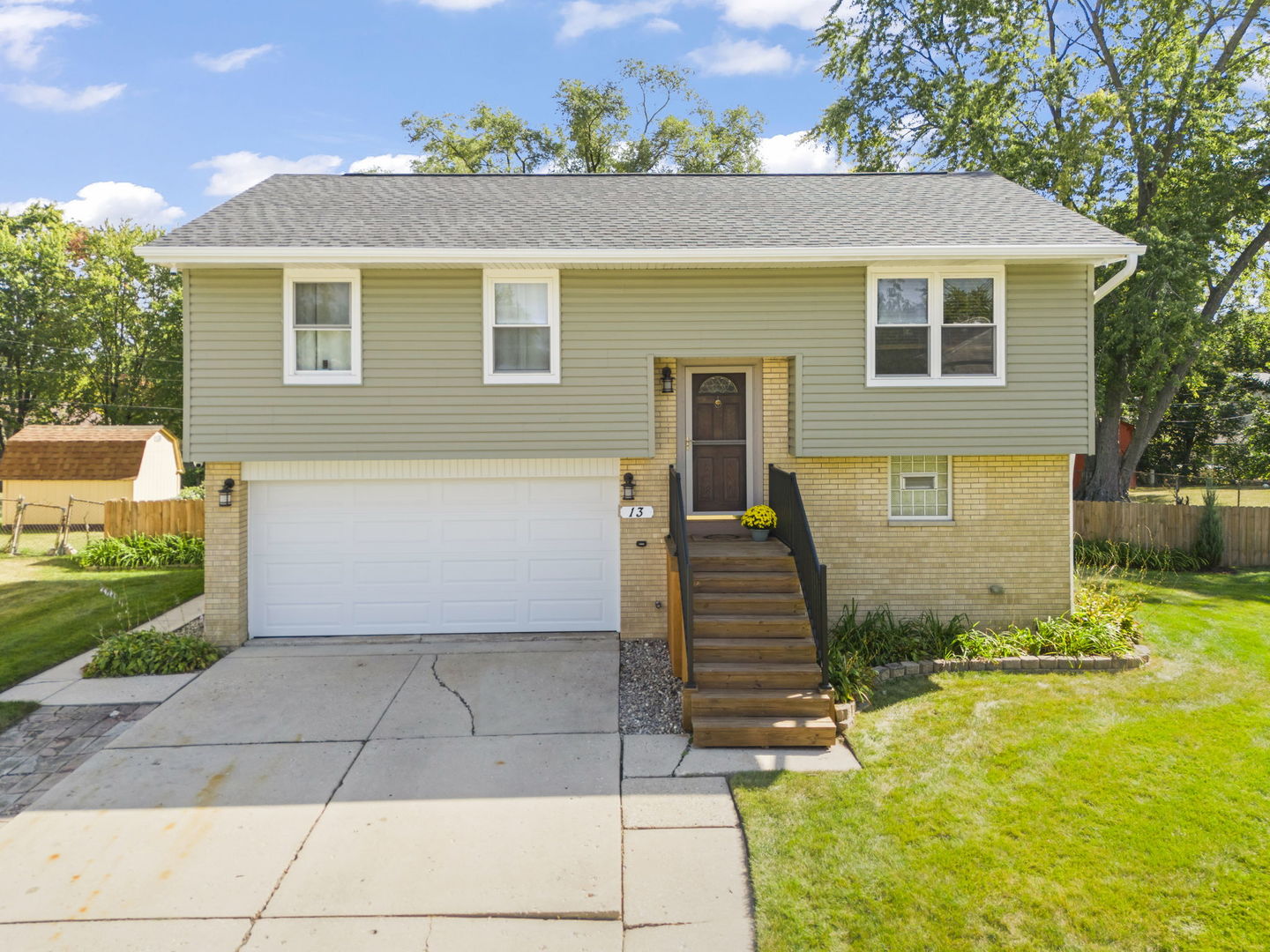 13 S Victoria Lane, Streamwood, IL 60107