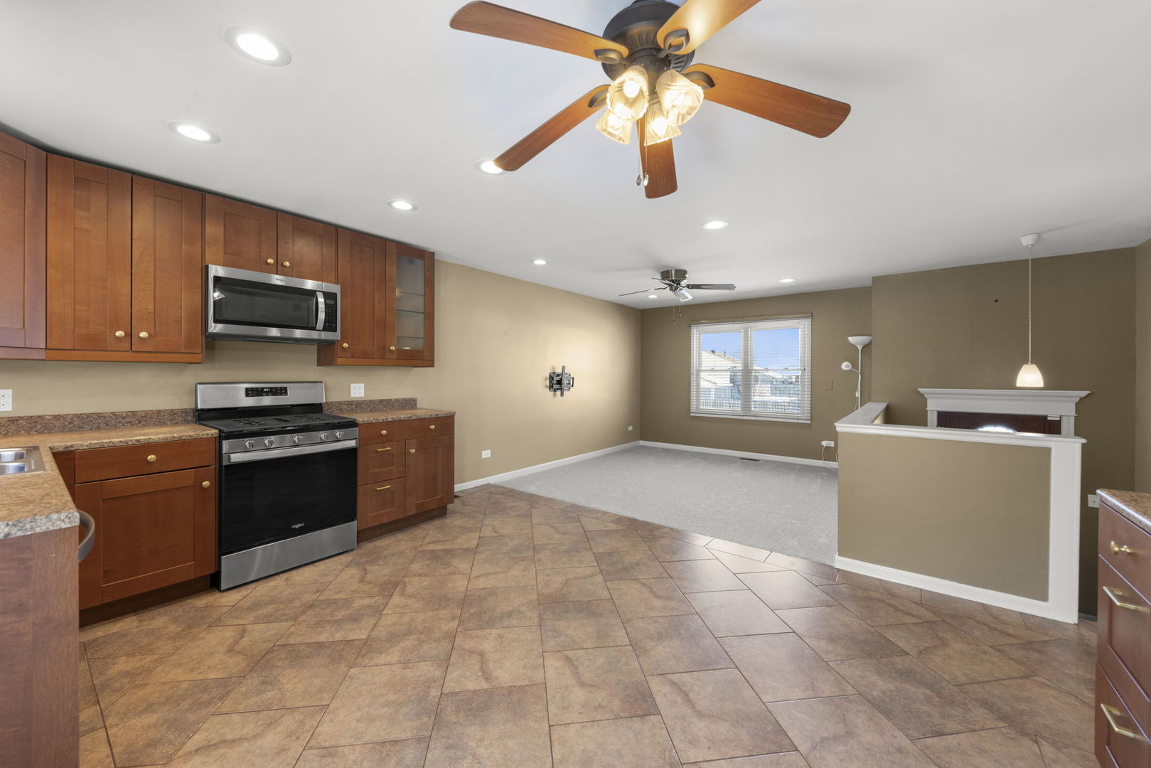 13 S Victoria Lane, Streamwood, IL 60107