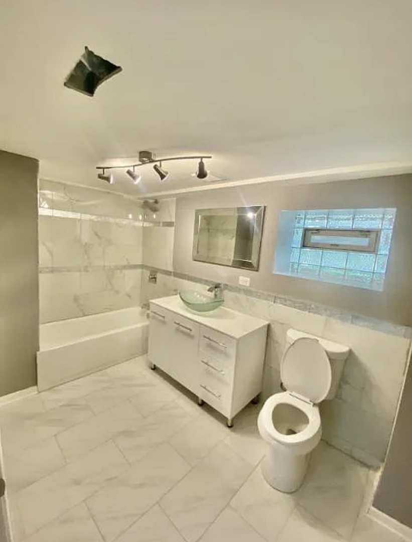 7806 S Rhodes Avenue, Chicago, IL 60619