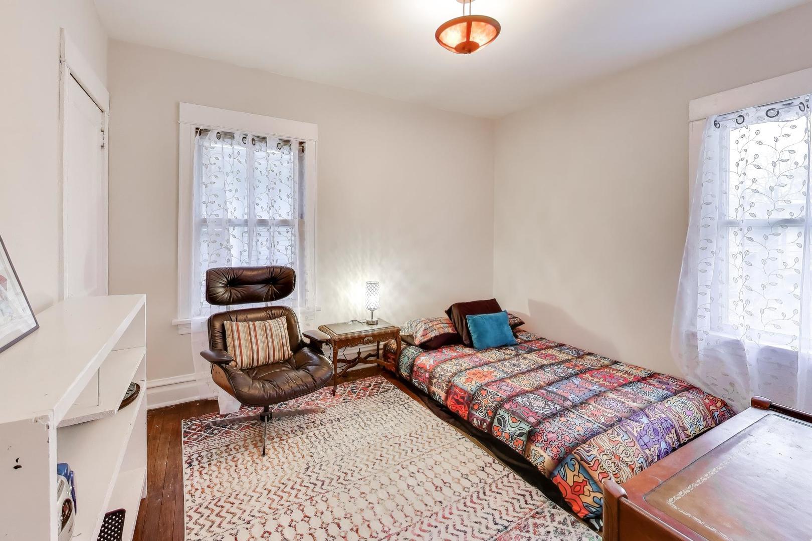 1308 W Glenlake Avenue, Chicago, IL 60660