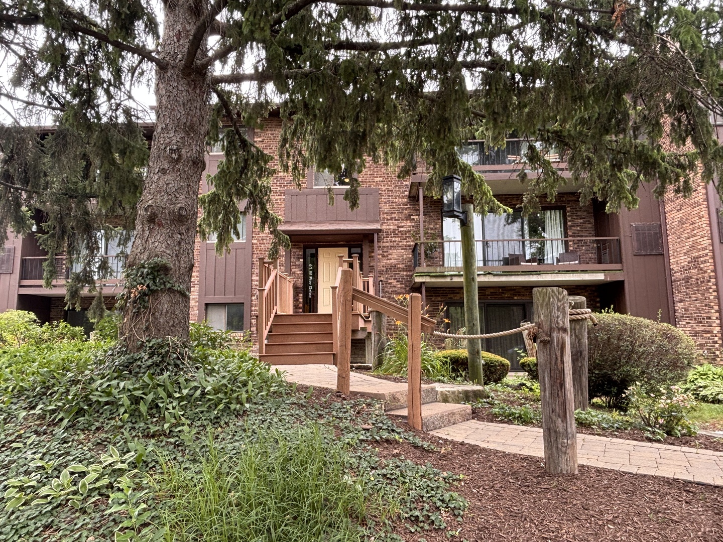 61 W Pier Drive #201, Westmont, IL 60559