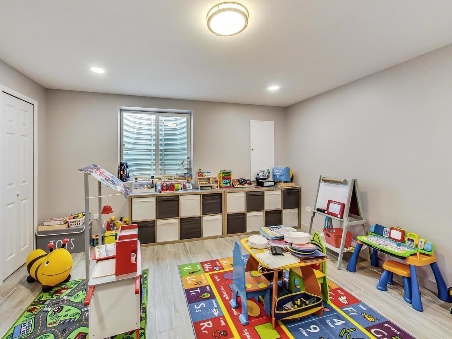 10S330 Oneill Drive, Burr Ridge, IL 60527