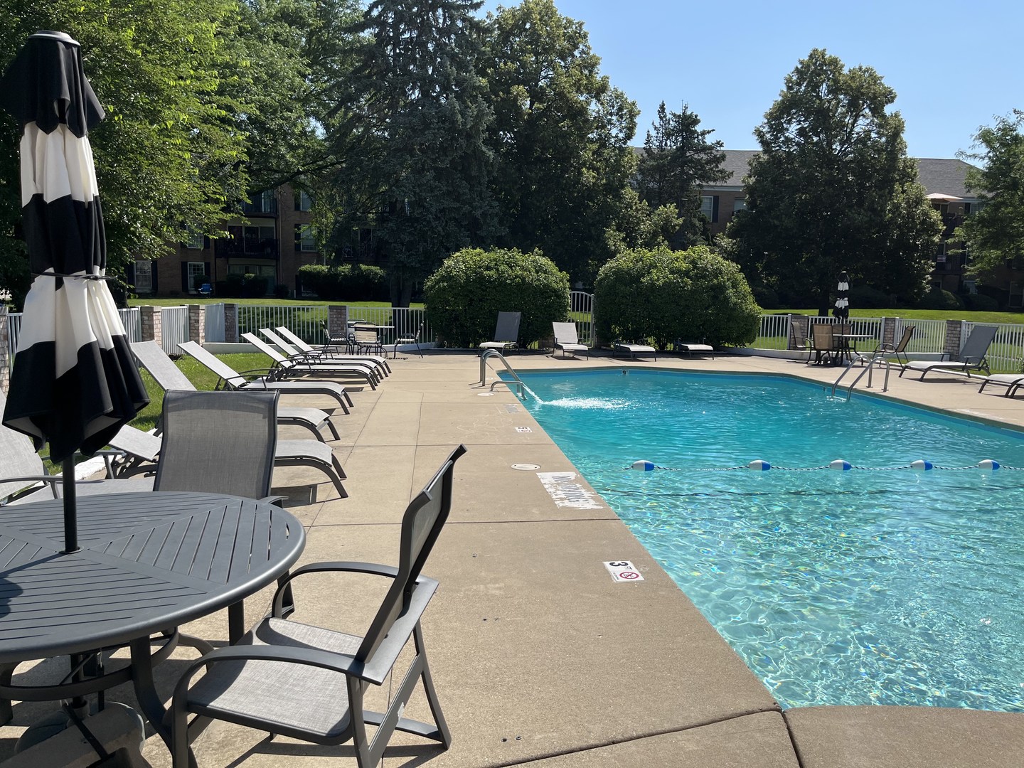 5101 Carriageway Drive #204B, Rolling Meadows, IL 60008