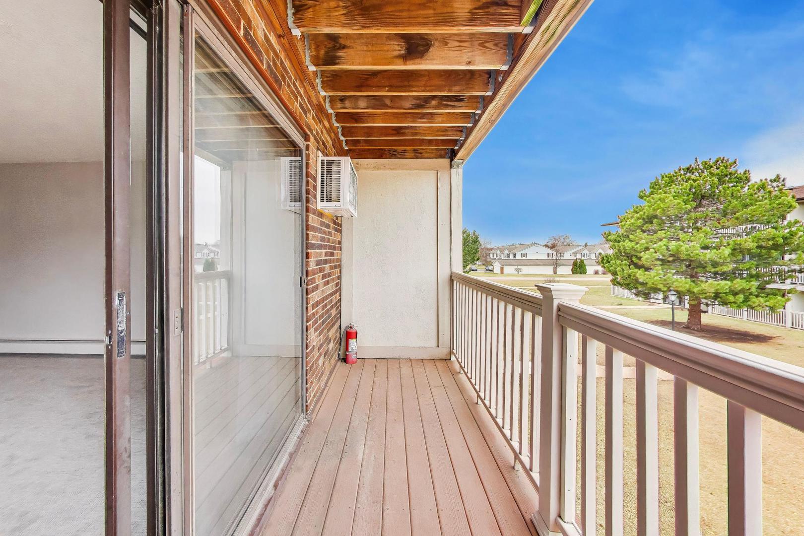 239 Gregory Street #8, Aurora, IL 60504