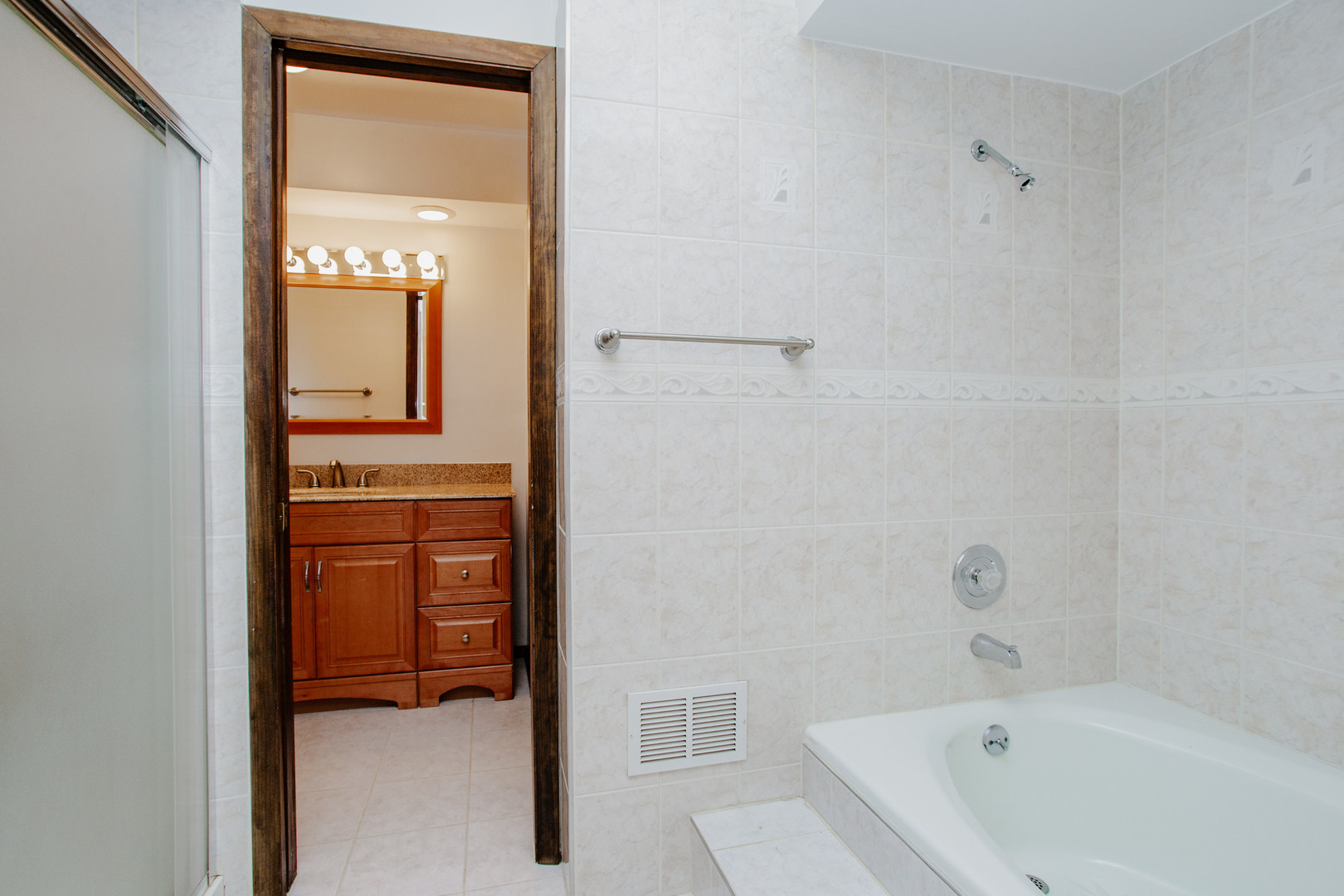 1900 LANDWEHR Road, Northbrook, IL 60062