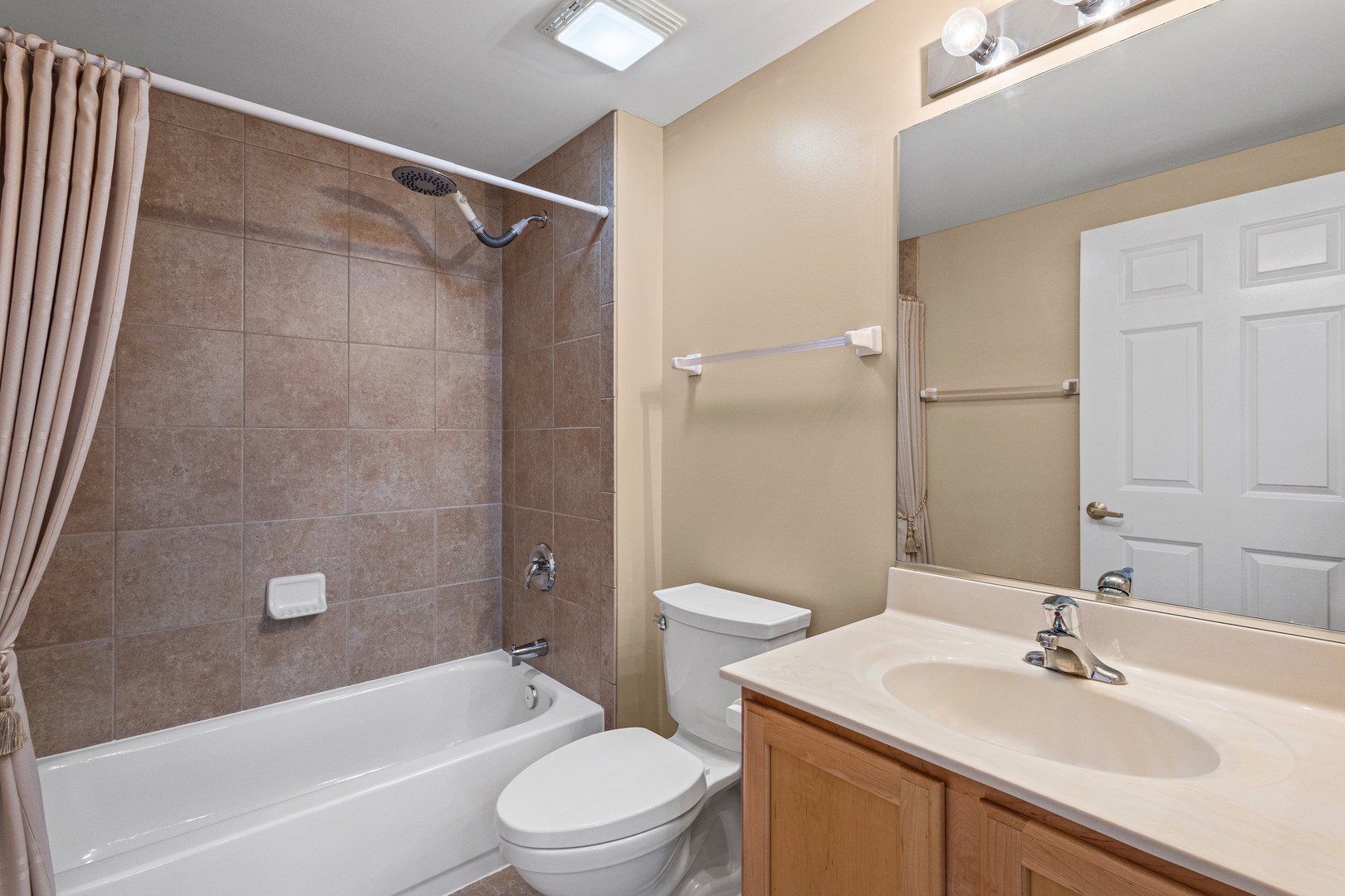 405 S Creekside Drive #605, Palatine, IL 60074